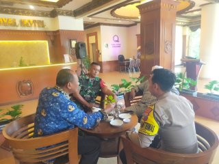 Bhabinkamtibmas Ampel Polsek Semampir Bersama Babinsa Hadiri Launching Asian Food Festival di Hotel Quds Royal