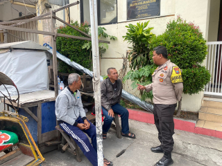 Personil Polsek Krembangan Laksanakan Sambang di Dupak Bangunsari Tengah, Titipkan Pesan Kamtibmas untuk Ciptakan Lingkungan Aman dan Kondusif