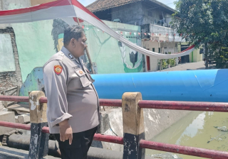 Polsek Krembangan Laksanakan Patroli dan Pengecekan Debit Air di Pompa Solotigo Jalan Demak Surabaya