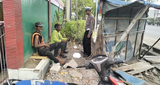Personel Polsek Krembangan Laksanakan Patroli Dialogis dan Himbauan Kamtibmas di Jalan Gresik Gadukan