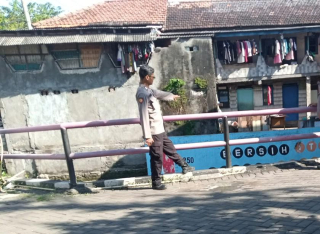 Polsek Krembangan Gelar Patroli Harkamtibmas di Jl. Tanjung Sadari, Antisipasi Kerawanan dan Pantau Debit Air