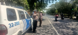 Polsek Krembangan Laksanakan Pemantauan Arus Lalu Lintas di Jalan Demak