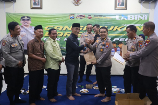 Cegah Curanmor, Kapolres Pelabuhan Tanjung Perak Bagikan 200 Kunci Ganda ke Warga Morokrembangan.