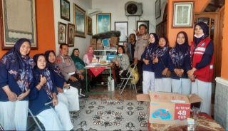 Bhabinkamtibmas Morokrembangan Dampingi Kegiatan Imunisasi Balita