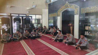 Pembinaan Rohani dan Mental Anggota Polres Pelabuhan Tanjung Perak di Masjid Al Hidayah