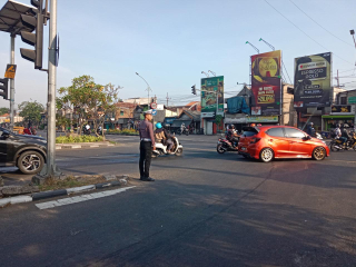 Personil Polsek Krembangan Laksanakan Protap Pagi di Pertigaan Mbah Ratu Bersama Satpol PP