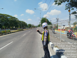 Satlantas Polres Pelabuhan Tanjung Perak Gelar Patroli dan Pemantauan Lalu Lintas di Titik Rawan Kemacetan