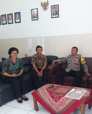 Bhabinkamtibmas Kelurahan Perak Barat Polsek Krembangan Sambang SMP Santo Mikail, Sampaikan Pesan Kamtibmas dalam Dunia Pendidikan