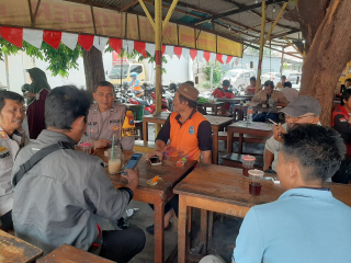 Bhabinkamtibmas Kelurahan Perak Barat Polsek Krembangan Bersama Kasi Trantibbang dan Dinas Terkait Laksanakan Pemeriksaan Saluran Air di Kawasan Tanjung Sadari