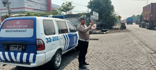 Personel Polsek Krembangan Lakukan Pemantauan Ketat Arus Lalu Lintas di Depan SPBU Kalianak