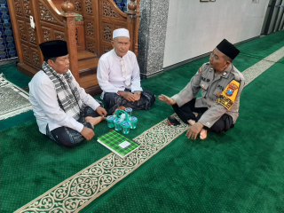 Bhabinkamtibmas Kelurahan Perak Barat Sampaikan Pesan Kamtibmas Saat Sambang di Masjid Miftahul Khoir