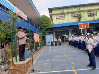 Upacara Bendera di SMPN 07 Perak Barat, Kasat Binmas Polres Pelabuhan Tanjung Perak Ajak Siswa Jaga Kamtibmas dan Berprestasi