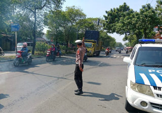 Patroli Personel Polsek Krembangan di Jalan Demak Antisipasi Kemacetan dan Potensi Laka Lantas
