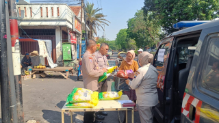 Polsek Semampir Bersama Kasat Binmas dan Bhabinkamtibmas Gelar Penjualan Beras SPHP di Pasar Sidotopo