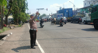 Polsek Krembangan Laksanakan Pemantauan Arus Lalu Lintas di Sekitar TL Mbah Ratu