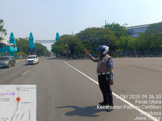 Satlantas Polres Pelabuhan Tanjung Perak Gelar Patroli dan Pengaturan Lalu Lintas di Titik Rawan Kemacetan