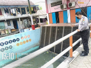 Polsek Krembangan Laksanakan Pemantauan dan Pengecekan Debit Air Sungai Tanjung Sadari