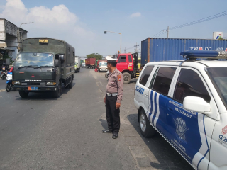 Patroli Polsek Krembangan Antisipasi Kemacetan dan Rawan Laka di Jalan Kalianak Timur