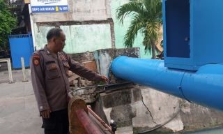 Personil Polsek Krembangan Lakukan Patroli dan Pengecekan Debit Air di Jalan Solotigo