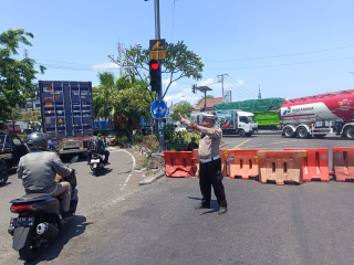 Polsek Krembangan Laksanakan Pengaturan Arus Lalu Lintas di Simpang TL Mbah Ratu
