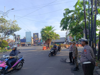 Polsek Krembangan Laksanakan Pemantauan Arus Lalu Lintas Pagi di Simpang Tiga Mbah Ratu