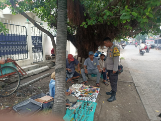 Bhabinkamtibmas Ujung Ajak Warga Jatipurwo Jaga Keamanan dan Kebersihan Lingkungan