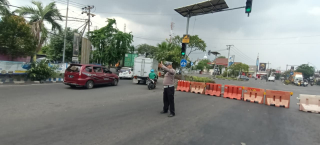 Polsek Krembangan Lakukan Pengalihan Arus di Jalan Gresik untuk Atasi Kepadatan Menuju Jalan Kalianak