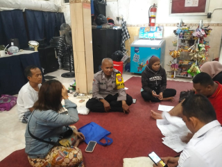 Bhabinkamtibmas Tanjung Perak Dampingi Petugas Pemkot Surabaya dalam Pendataan DTSEN di RW 13 Tambak Gringsing Baru