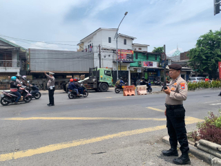 Personel Polsek Krembangan Laksanakan Pengamanan Jalur Unjuk Rasa di TL Mbah Ratu