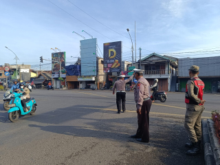 Polsek Krembangan Laksanakan Pelayanan Pagi di TL Mbah Ratu, Pastikan Arus Lalu Lintas Lancar