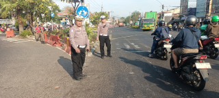 Personil Polsek Krembangan Laksanakan Giat Pos Awal Antisipasi Kemacetan di TL Mbah Ratu