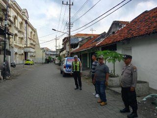 Polsek Semampir Gelar Patroli Harkamtibmas Antisipasi Gangguan Kamtibmas di Jalan Pertukangan