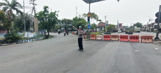 Polsek Krembangan Laksanakan Pengalihan Arus di Jalan Gresik untuk Atasi Kepadatan di Jalan Kalianak
