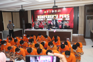 Operasi Sikat Semeru 2025, Polres Pelabuhan Tanjung Perak Berhasil Ungkap 46 Kasus dan Amankan 54 Tersangka.