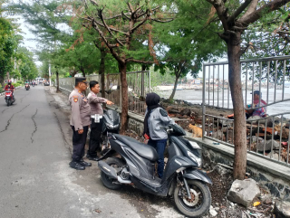 Polsek Kenjeran Laksanakan Patroli Dialogis di Sekitar Pantai Batu-Batu, Sampaikan Imbauan Kamtibmas