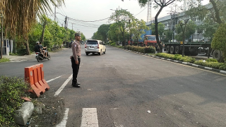 Polsek Krembangan Laksanakan Pengaturan Lalu Lintas Sore di Simpang Tiga Mbah Ratu