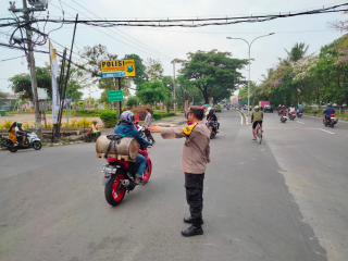 Personil Polsek Kenjeran Laksanakan Pengaturan Arus Lalu Lintas di Pertigaan Jalan Nambangan