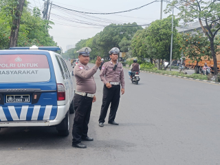 Personel Polsek Krembangan Laksanakan Pemantauan Arus Lalu Lintas di Sekitar TL Mbah Ratu
