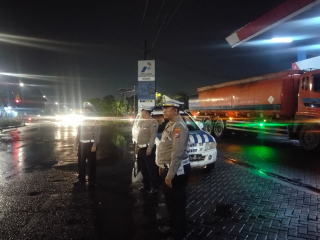 Personel Polsek Krembangan Laksanakan Patroli Antisipasi 3C dan Rawan Laka di Sekitar SPBU Jalan Gresik