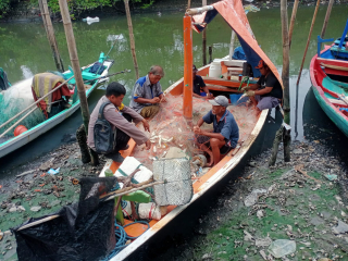 Bhabinkamtibmas Tambak Wedi Beri Himbauan kepada Nelayan Terkait Cuaca Buruk