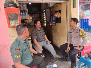 Bhabinkamtibmas Ampel Bersama Babinsa Sambang Tokoh Masyarakat dan Berikan Himbauan Kamtibmas di Lingkungan Ampel