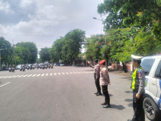 Personil Polsek Pabean Cantikan Laksanakan Pengaturan dan Pemantauan Arus Lalu Lintas di Jl. Bunguran – Jl. Semut Baru