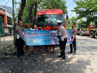 Polsek Krembangan Sosialisasikan Ops Zebra Semeru 2025 kepada Sopir Truk di Jalan Tanjung Batu