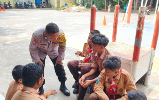 Bhabinkamtibmas Takal Kedinding Beri Penyuluhan Pelajar SMPN 15 Terkait Kenakalan Remaja