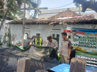Patroli Harkamtibmas Polsek Semampir di Pos Kamling Kampung Tangguh Sidotopo