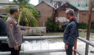 Patroli Gabungan Polsek Krembangan Lakukan Pengecekan Debit Air di Jalan Tanjung Sadari