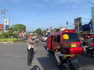 Patroli Pos Awal, Polsek Krembangan Antisipasi Kemacetan di Simpang Mbahratu