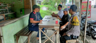 Bhabinkamtibmas dan Kasie Bangtip Kelurahan Bulak Lakukan Sambang Warga di RT 4 RW 6 Sampaikan Pesan Kamtibmas