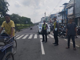 Patroli Harkamtibmas Polsek Semampir di Area Wisata Religi Ampel