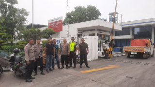 Pengamanan Aksi Unjuk Rasa di Depan PT. Salim Ivomas Pratama Berjalan Kondusif